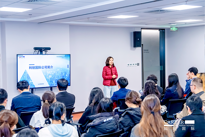 ACCA北京代表处华北企业合作负责人在知名人力资源供应商维多利亚老品牌VIC国际北京总部介绍本次参访企业活动的意义和价值